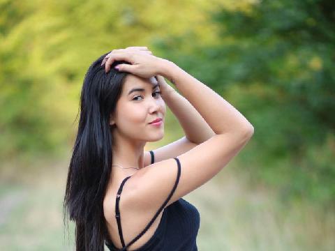 【色图】美丽的黑发少女小在碎石路上裸体小便