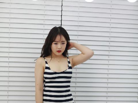 【色图】半带娇羞的白净韩国少妇模特开脚翻毛穴写真