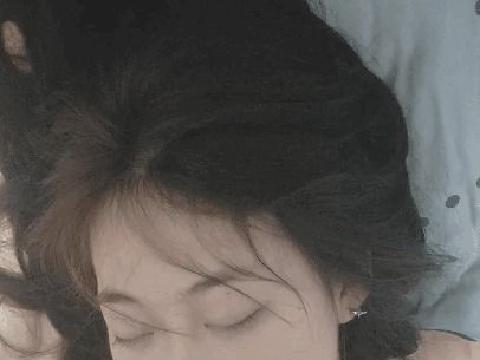 【视频】白嫩苗条露脸女大长得挺不错，还穿黑丝啪啪