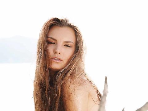 【色图】沙滩上的饥渴雌性生物 - Carina A - Zinisa