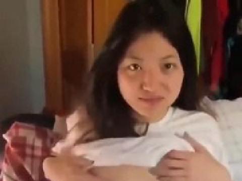 【视频】台湾自拍 漂亮女大学生 今天没课 跟学长在宿舍做爱