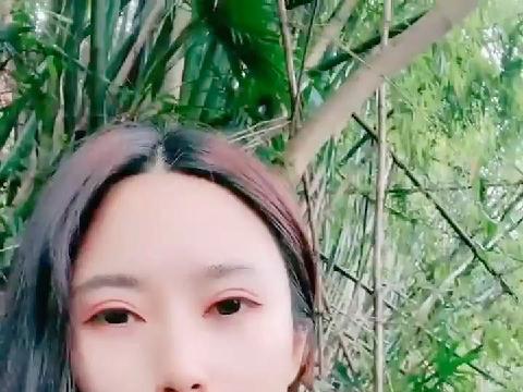 【视频】竹林中大战网红脸女神，苗条好身材后入操逼，掰腿侧入，感觉像是女人带了假道具