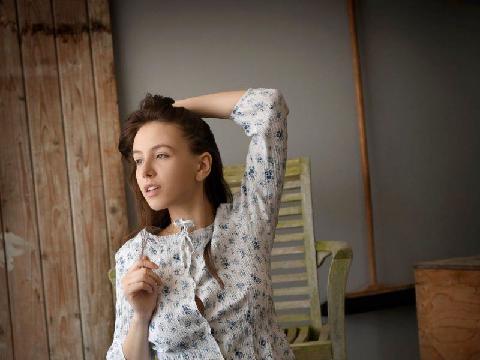【色图】Alisa Amore 牛仔裤露脐衫下那青春靓丽的胴体