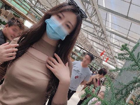 【色图】气质女人绿植市场露出