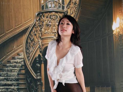 【色图】身材匀称美乳傲人的国模苏磊相框内人体艺术