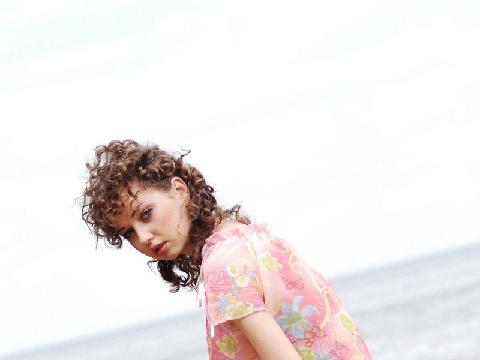 美女用身体感受大自然