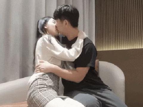【视频】可爱邻家美女乖巧温柔身材好沙发调情穿上激战