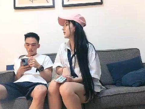 【视频】约到的年轻漂亮气质绝佳的性感小美女沙发上被各种玩逼蹂躏,一线天美穴抠的嗷嗷叫