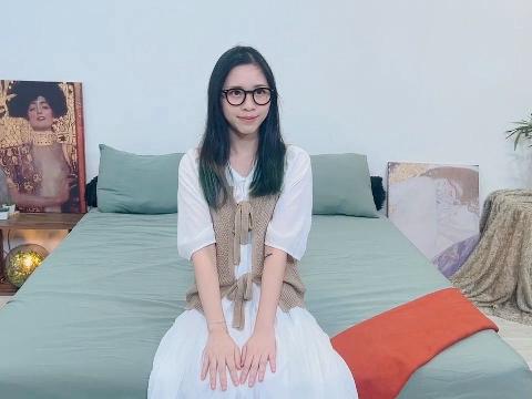 【视频】『台湾』极品气质白虎粉穴女孩Amy皮肤好的原因就是用精液敷脸