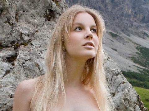 【色图】金发西女青山绿草回归自然