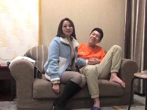 【视频】超清设备偷拍，酒店约操兼职少妇，温柔风骚欲求不满