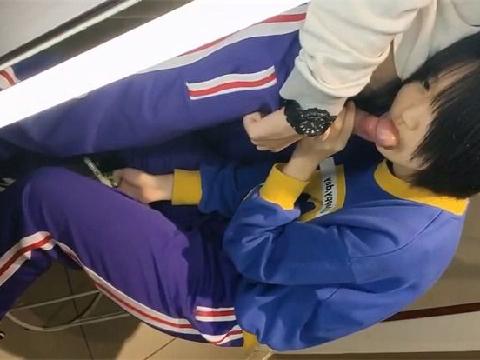 【视频】刚成年的小情侣✿让女友商场试衣间口交口爆 女友穿著学生装嫩出水