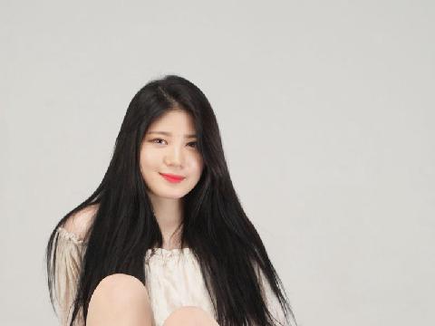【色图】白净丰满的韩国少妇美模大尺度开脚翻穴写真 - 雪儿