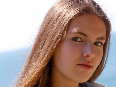 【色图】美女在悬崖拍展示好身材，风景优美乳香穴嫩