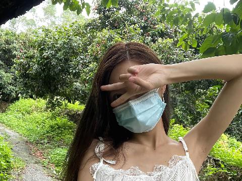 【视频】极品露出狂A4腰济南95後'小野猫'骚货户外露出