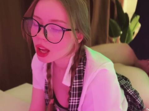 【视频】戴眼镜的女学生画阴莘而不是家庭作业，并在桌子上被性交