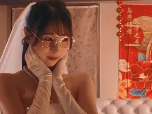 【视频】新婚夫妻婚房,羞涩的四眼小娇妻 太漂亮了 甜美又可爱,穿著婚纱啪啪,羞涩难当!