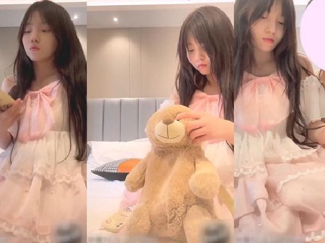 【视频】大叔酒店重金约炮00後粉嫩的美女 各种姿势爆插她的小嫩鲍