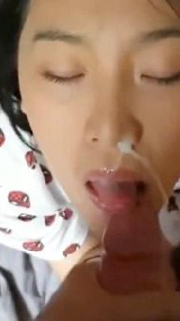 【视频】新加坡巨乳正妹 王佳倩 学校宿舍做爱视频流出 被男友射脸上